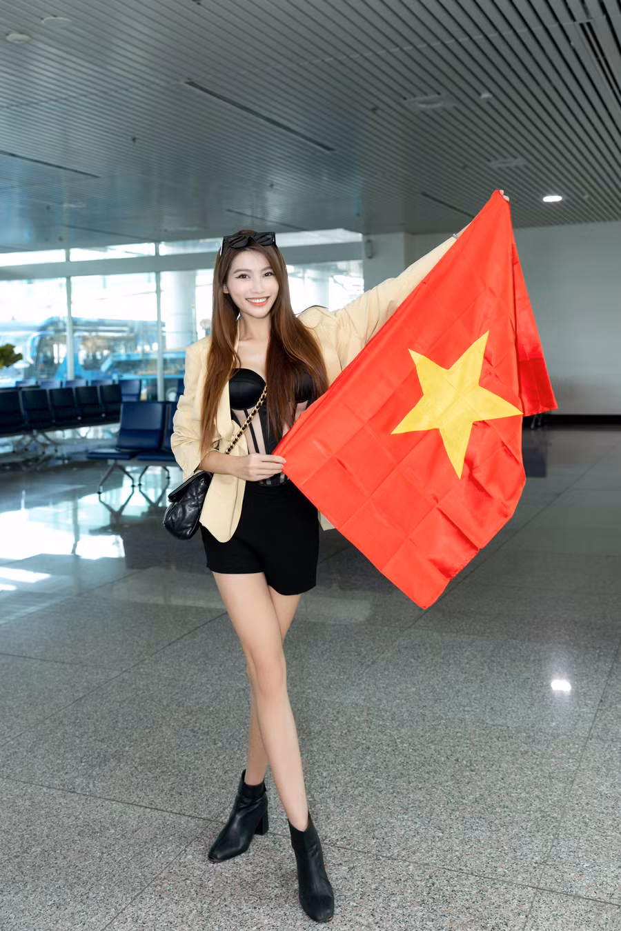 Á hậu 1 Quỳnh Châu sang Indonesia cổ vũ Thiên Ân.