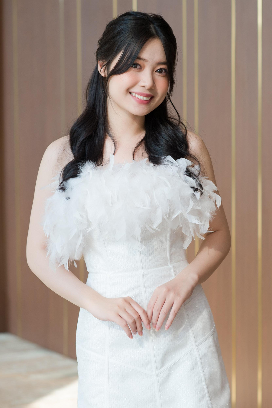 Nguyễn Thúy Trà là sinh viên Đại học Kinh tế Quốc dân theo diện tuyển thẳng do đạt học lực xuất sắc và chứng chỉ IELTS 7.0. Thúy Trà giấu gia đình đăng ký dự thi Hoa hậu Việt Nam 2022. Cô bất ngờ khi bố mẹ thấy hình ảnh của mình trên Fanpage cuộc thi và từ Nghệ An ra Hà Nội cổ vũ, động viên.