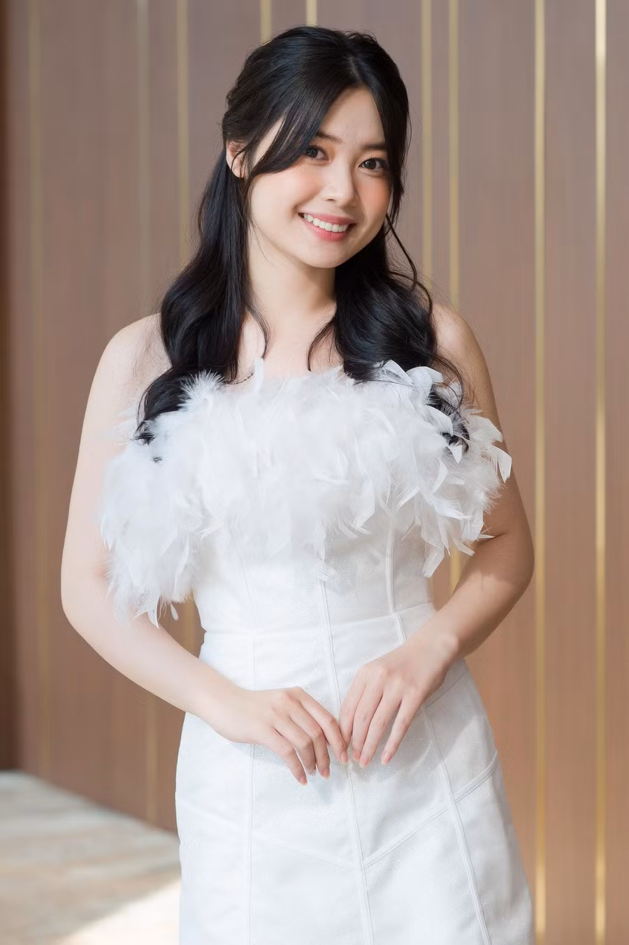 Nguyễn Thúy Trà là sinh viên Đại học Kinh tế Quốc dân theo diện tuyển thẳng do đạt học lực xuất sắc và chứng chỉ IELTS 7.0. Thúy Trà giấu gia đình đăng ký dự thi Hoa hậu Việt Nam 2022. Cô bất ngờ khi bố mẹ thấy hình ảnh của mình trên Fanpage cuộc thi và từ Nghệ An ra Hà Nội cổ vũ, động viên.