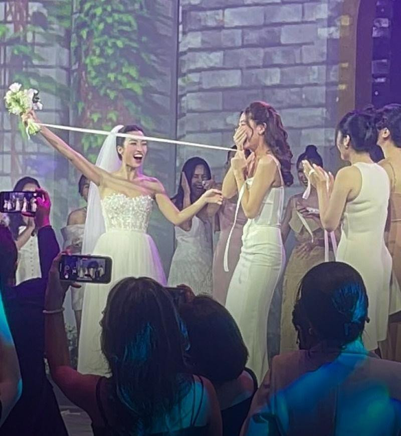 May mắn gọi tên Lương Thùy Linh. May mắn gọi tên Lương Thùy Linh.