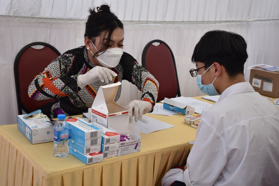 Bác sĩ khám và tư vấn, xét nghiệm miễn phí cho học sinh. Ảnh Văn Lự