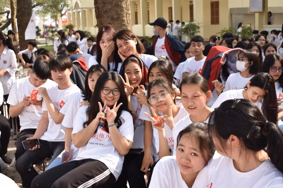 Học sinh lớp 12 trong sự kiện. Ảnh Văn Lự