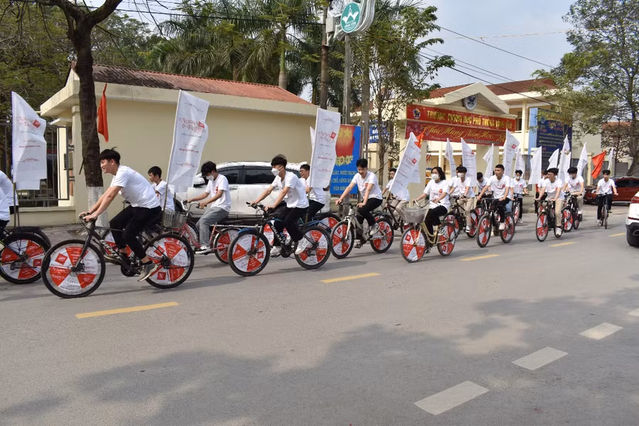 Diễu hành tuyên truyền Ngày Quốc tế bao cao su. Ảnh Văn Lự.