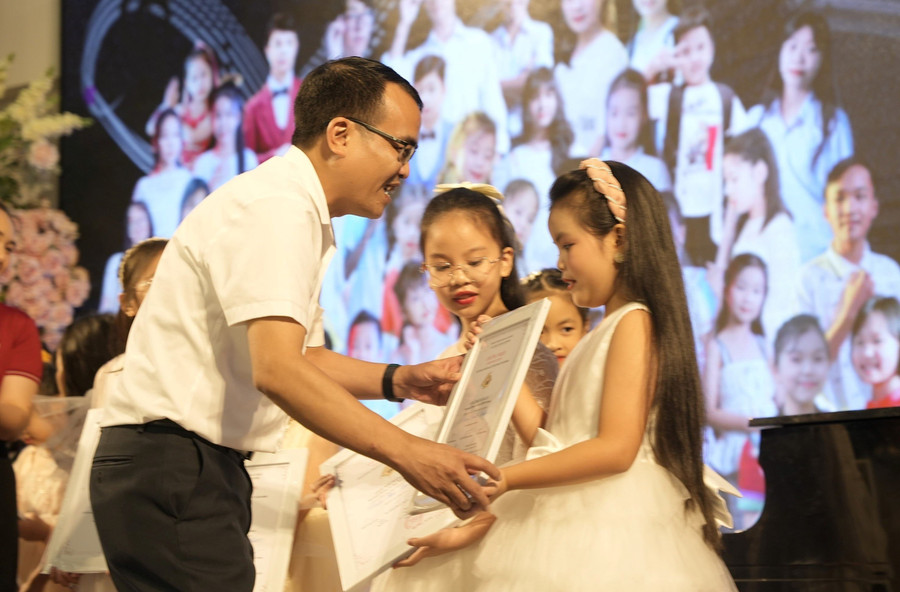 Ông Lưu Hồng Phương, Phó Giám đốc Sở GD&amp;ĐT tỉnh Lai Châu trao giải cho các thí sinh.