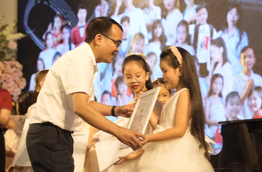 Ông Lưu Hồng Phương, Phó Giám đốc Sở GD&amp;ĐT tỉnh Lai Châu trao giải cho các thí sinh.