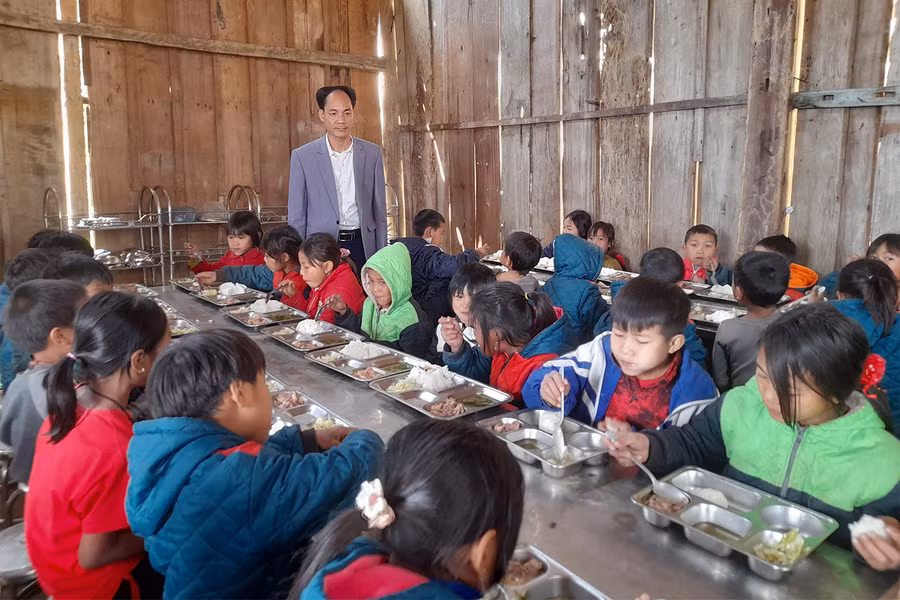 Hơn 160 em học sinh của trường Tiểu học Bảo Nam 2 được hỗ trợ cơm trưa. Ảnh: LP.