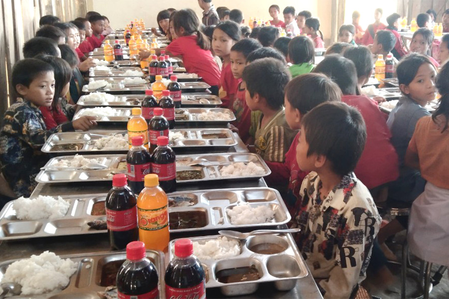 Nhờ những bữa ăn của dự án mà nhiều học sinh vùng cao Nghệ An lần đầu biết đến nước ngọt. Ảnh: NVCC. Nhờ những bữa ăn của dự án mà nhiều học sinh vùng cao Nghệ An lần đầu biết đến nước ngọt. Ảnh: NVCC.