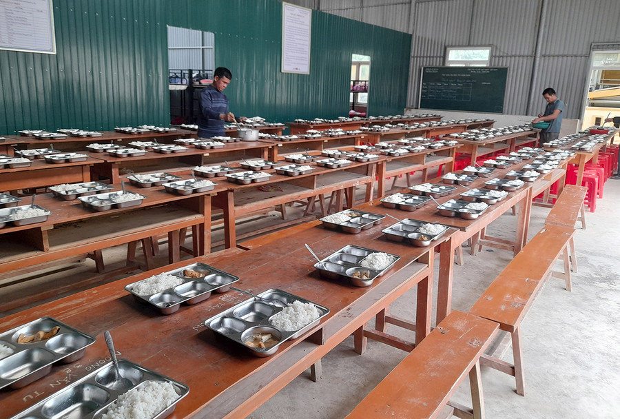 Những bữa ăn giúp học sinh miền núi tăng thể chất, chiều cao, cân nặng đều hơn. Ảnh: LP. Những bữa ăn giúp học sinh miền núi tăng thể chất, chiều cao, cân nặng đều hơn. Ảnh: LP.