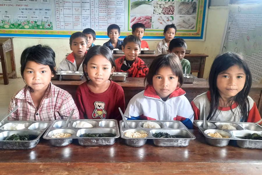 Những suất cơm trưa được hỗ trợ bởi "Dự án nuôi em Nghệ An" đến với học sinh huyện miền núi Kỳ Sơn, Nghệ An. Ảnh: NVCC.
