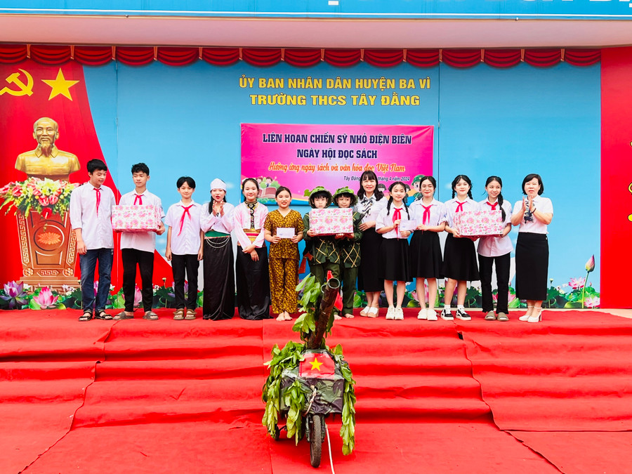 Hình ảnh mô phỏng những khẩu pháo năm xưa các chiến sĩ Điện Biên kéo vào trận địa phục vụ cho chiến dịch Điện Biên Phủ lịch sử năm 1954. Hình ảnh mô phỏng những khẩu pháo năm xưa các chiến sĩ Điện Biên kéo vào trận địa phục vụ cho chiến dịch Điện Biên Phủ lịch sử năm 1954.