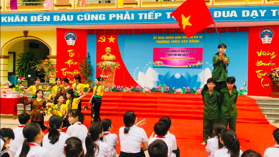 Tình đoàn kết quân dân không biệt xuôi ngược, bộ đội với dân công hỏa tuyến sẵn sàng tham gia phục vụ chiến dịch được khắc họa sâu sắc qua nhiều tiết mục, hoạt cảnh. Tình đoàn kết quân dân không biệt xuôi ngược, bộ đội với dân công hỏa tuyến sẵn sàng tham gia phục vụ chiến dịch được khắc họa sâu sắc qua nhiều tiết mục, hoạt cảnh.