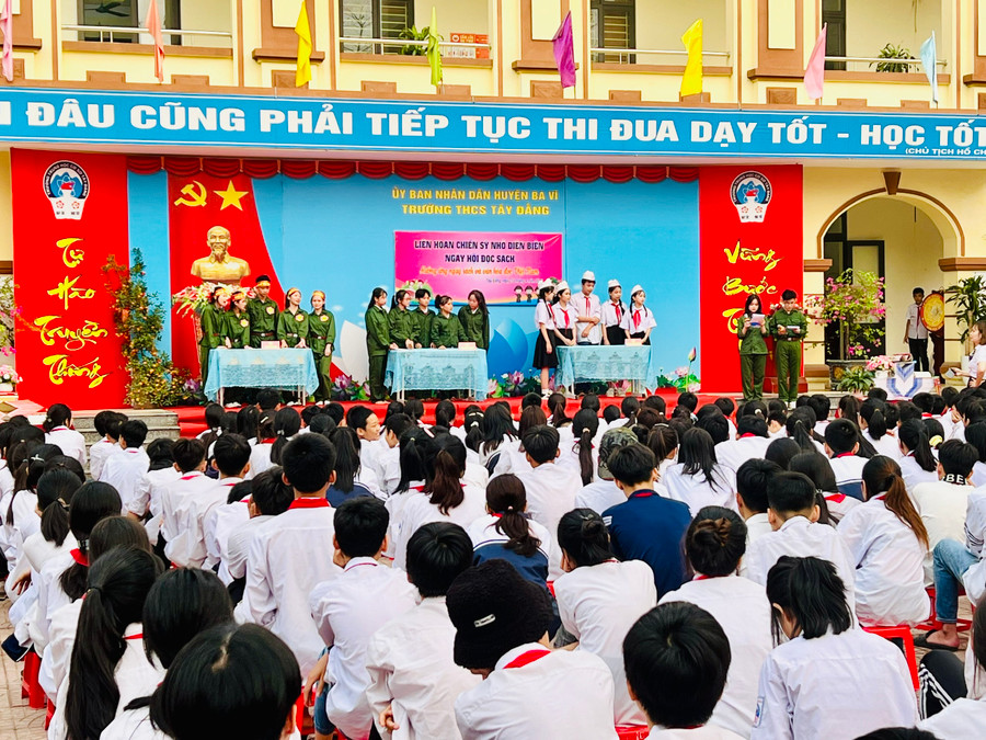 Có 3 đội chơi tham gia các vòng thi của chương trình để thể hiện sự hiểu biết về chiến thắng Điện Biên Phủ. Có 3 đội chơi tham gia các vòng thi của chương trình để thể hiện sự hiểu biết về chiến thắng Điện Biên Phủ.