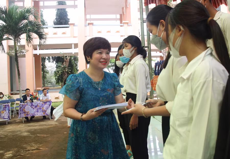 Nhà báo Dương Thanh Hương tặng học bổng cho học sinh nghèo.