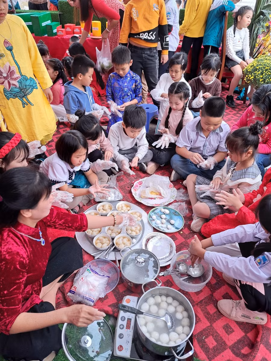 Cô trò cùng nhau trải nghiệm làm bánh trôi tại sân trường. Cô trò cùng nhau trải nghiệm làm bánh trôi tại sân trường.