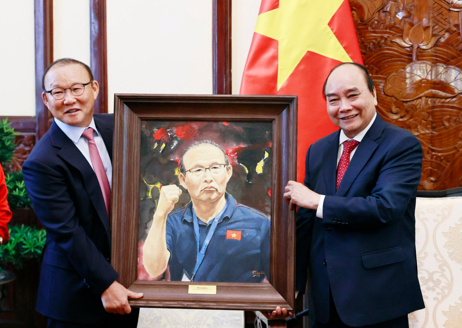 Bức tranh do các họa sĩ tham gia dự án vẽ chân dung HLV Park Hang Seo được Chủ tịch nước Nguyễn Xuân Phúc trao tặng cho chiến lược gia người Hàn Quốc. Bức tranh do các họa sĩ tham gia dự án vẽ chân dung HLV Park Hang Seo được Chủ tịch nước Nguyễn Xuân Phúc trao tặng cho chiến lược gia người Hàn Quốc.