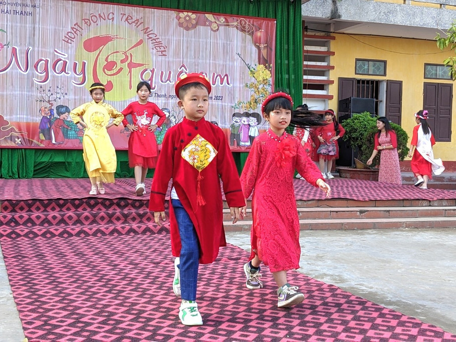 Bộ sưu tập thời trang Tết của các em học sinh được trình diễn tự tin trên sân khấu.