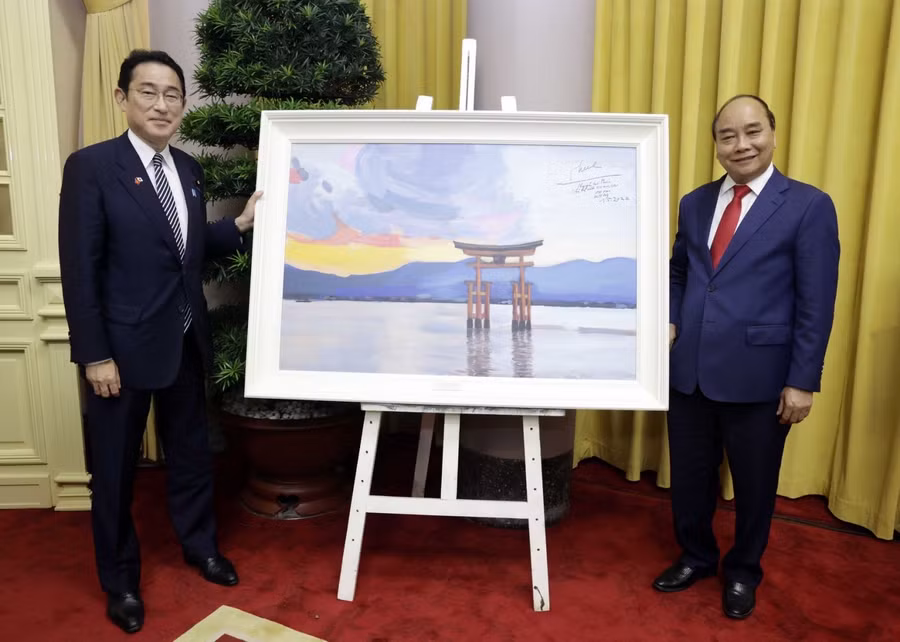 Chủ tịch nước Nguyễn Xuân Phúc tặng ngài Thủ tướng Nhật Bản Kishida Fumio một bức tranh có chữ ký của mình.
