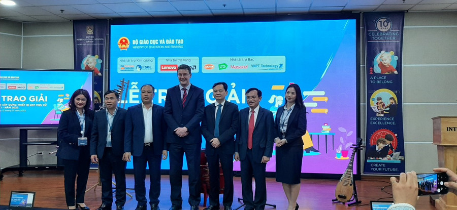 Phó Giám đốc Sở GD&ĐT Nam Định Nguyễn Văn Thuận (thứ 3 từ trái sang) tại buổi lễ tổng kết và trao giải cuộc thi thiết kế thiết bị dạy học số lần thứ I năm 2022. Phó Giám đốc Sở GD&ĐT Nam Định Nguyễn Văn Thuận (thứ 3 từ trái sang) tại buổi lễ tổng kết và trao giải cuộc thi thiết kế thiết bị dạy học số lần thứ I năm 2022.