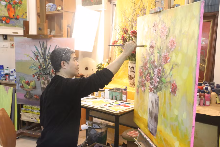 Họa sĩ Nguyễn Hải Kiên trong quá trình hoàn thiện tác phẩm nghệ thuật của mình.