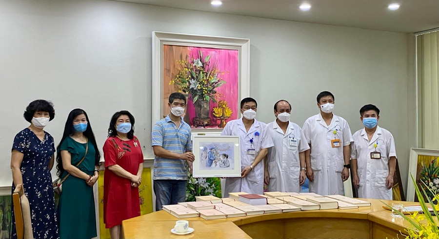 Bên cạnh đó, Ban vận động "Mỹ thuật và Ngoại giao Văn hóa Việt Nam" còn tặng tranh cho một số bệnh viện lớn ở Hà Nội trong giai đoạn phòng chống dịch Covid-19. Bên cạnh đó, Ban vận động "Mỹ thuật và Ngoại giao Văn hóa Việt Nam" còn tặng tranh cho một số bệnh viện lớn ở Hà Nội trong giai đoạn phòng chống dịch Covid-19.