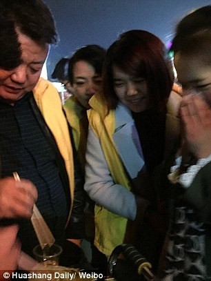 Bắt ăn giun sống nếu không đạt chỉ tiêu bán hàng ảnh 2 Không đạt chỉ tiêu bán hàng, nhân viên bị phạt ăn giun sống ảnh 1