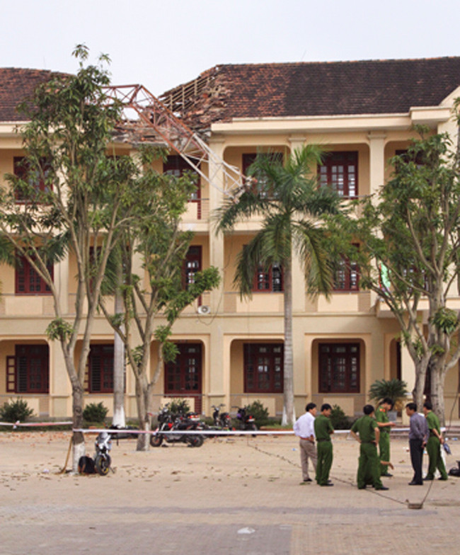 Sáng 15/11, hơn 1.600 học sinh trường THPT Lê Viết Thuật nghỉ học, lực lượng công an đang phong tỏa hiện trường phục vụ điều tra.