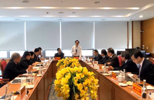 Bộ trưởng Bộ GD&ĐT Phùng Xuân Nhạ, Chủ tịch Hội đồng GS nhà nước phát biểu trong buổi làm việc với Hội đồng GS ngành Y học.