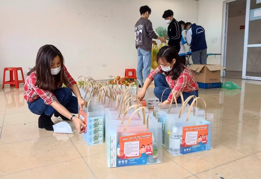 Thầy cô Khoa Truyền thông Đa phương tiện chuẩn bị các món quà gửi tặng sinh viên F0