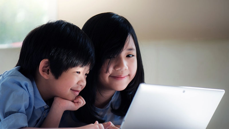 Luôn để mắt đến hoạt động trực tuyến của con, đặc biệt nếu chúng còn nhỏ. (Ảnh: ITN). Luôn để mắt đến hoạt động trực tuyến của con, đặc biệt nếu chúng còn nhỏ. (Ảnh: ITN).
