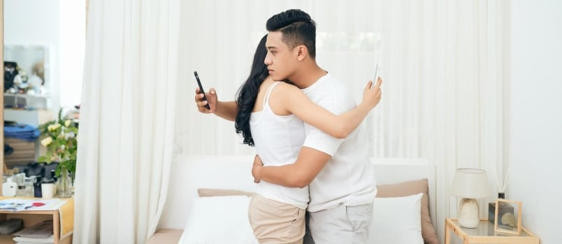 Kiểu người lăng nhăng luôn tìm cách tán tỉnh bất kỳ người phụ nữ nào ở xung quanh anh ta. (Ảnh: ITN). Kiểu người lăng nhăng luôn tìm cách tán tỉnh bất kỳ người phụ nữ nào ở xung quanh anh ta. (Ảnh: ITN).