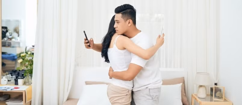 Kiểu người lăng nhăng luôn tìm cách tán tỉnh bất kỳ người phụ nữ nào ở xung quanh anh ta. (Ảnh: ITN). Kiểu người lăng nhăng luôn tìm cách tán tỉnh bất kỳ người phụ nữ nào ở xung quanh anh ta. (Ảnh: ITN).