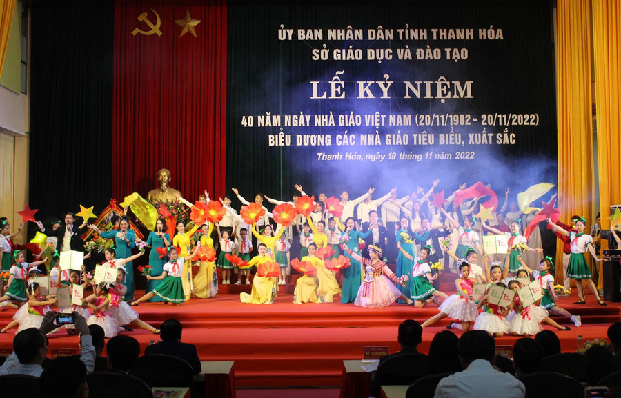 Ngành Giáo dục và Đào tạo Thanh Hóa long trọng tổ chức kỷ niệm 40 năm ngày Nhà giáo Việt Nam, vinh danh nhà giáo tiêu biểu. Ngành Giáo dục và Đào tạo Thanh Hóa long trọng tổ chức kỷ niệm 40 năm ngày Nhà giáo Việt Nam, vinh danh nhà giáo tiêu biểu.