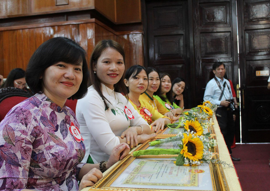 Các nhà giáo xuất sắc dự Lễ kỷ niệm 40 năm ngày Nhà giáo Việt Nam. Các nhà giáo xuất sắc dự Lễ kỷ niệm 40 năm ngày Nhà giáo Việt Nam.