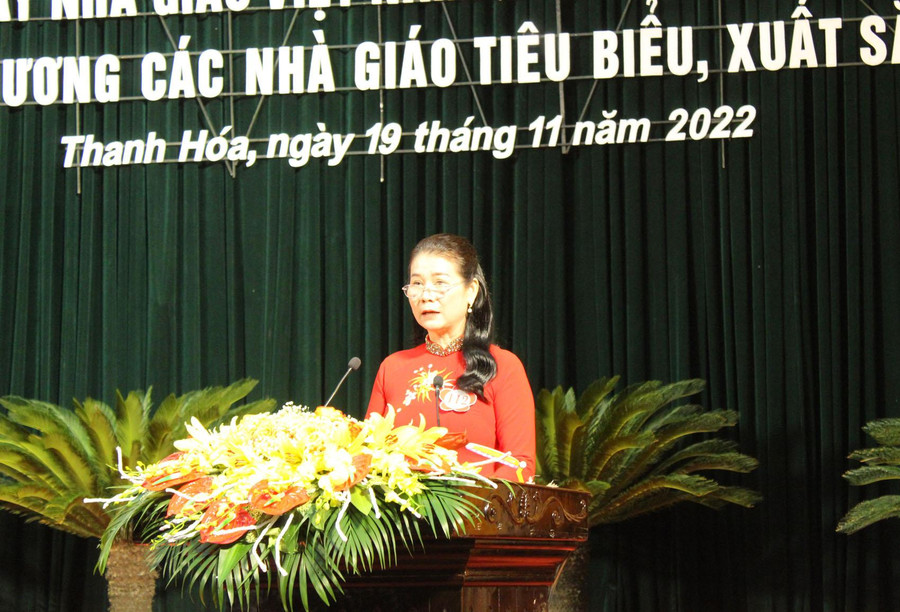 Nhà giáo Doãn Thị Phương Nga - Trường THCS Nguyễn Hồng Lễ (Sầm Sơn) đại diện 200 nhà giáo tiêu biểu phát biểu. Nhà giáo Doãn Thị Phương Nga - Trường THCS Nguyễn Hồng Lễ (Sầm Sơn) đại diện 200 nhà giáo tiêu biểu phát biểu.