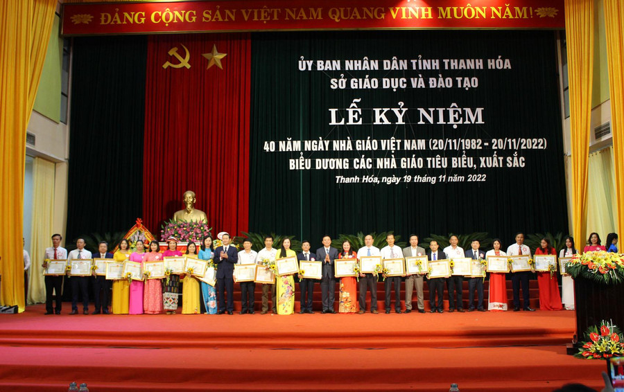 Bí thư Tỉnh ủy Đỗ Trọng Hưng cùng lãnh đạo tỉnh trao Bằng khen của Chủ tịch UBND tỉnh cho các nhà giáo có thành tích xuất sắc. Bí thư Tỉnh ủy Đỗ Trọng Hưng cùng lãnh đạo tỉnh trao Bằng khen của Chủ tịch UBND tỉnh cho các nhà giáo có thành tích xuất sắc.