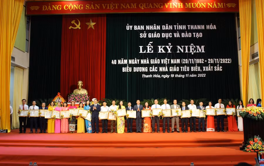 Bí thư Tỉnh ủy Đỗ Trọng Hưng cùng lãnh đạo tỉnh trao Bằng khen của Chủ tịch UBND tỉnh cho các nhà giáo có thành tích xuất sắc.