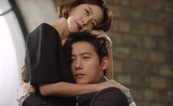 Mang thai đến tháng thứ 9 bố chồng mới gửi cho hộp sữa lại còn hoen gỉ, mở ra mà nước mắt tôi tuôn trào - Ảnh 1.