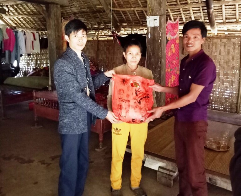 Mỗi gói quà là tấm lòng, tình cảm thầy cô dành tặng học sinh và gia đình Mỗi gói quà là tấm lòng, tình cảm thầy cô dành tặng học sinh và gia đình