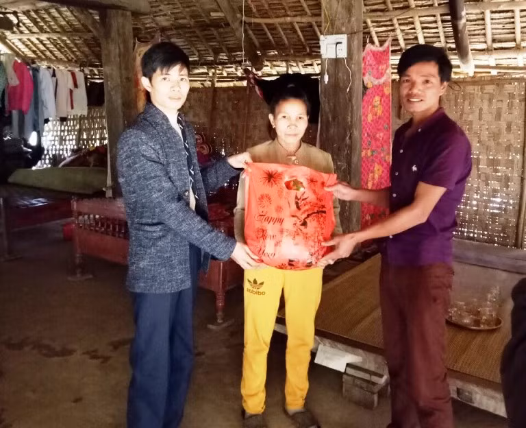 Mỗi gói quà là tấm lòng, tình cảm thầy cô dành tặng học sinh và gia đình