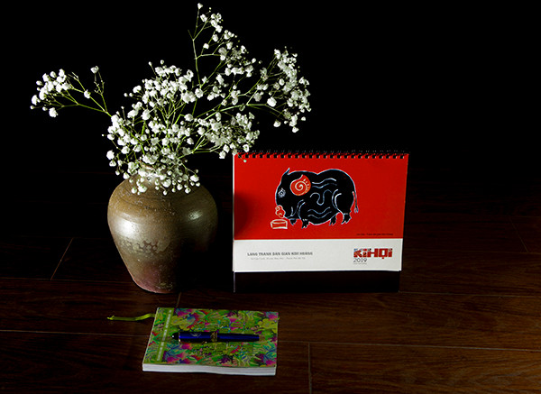 Tranh lợn Kim Hoàng được khắc mảng và in bằng khuôn úp, in 4 màu tạo hình in sắc nét, tươi sáng đó là nét độc đáo ít bắt gặp ở dòng tranh dân gian khác. Tranh lợn Kim Hoàng được khắc mảng và in bằng khuôn úp, in 4 màu tạo hình in sắc nét, tươi sáng đó là nét độc đáo ít bắt gặp ở dòng tranh dân gian khác.