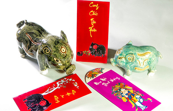 Lợn trong quan niệm văn hóa Việt Nam, là loài vật ôn hòa. Có thể thấy, dù ở thể loại nào, hay chất liệu gì, qua bàn tay tài hoa các nghệ nhân cũng hiện lên vô cùng sinh động và đáng yêu. Lợn trong quan niệm văn hóa Việt Nam, là loài vật ôn hòa. Có thể thấy, dù ở thể loại nào, hay chất liệu gì, qua bàn tay tài hoa các nghệ nhân cũng hiện lên vô cùng sinh động và đáng yêu.