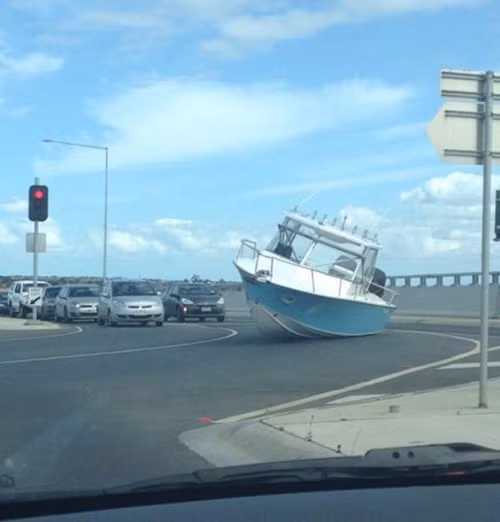 Khi tàu chạy trên bờ.