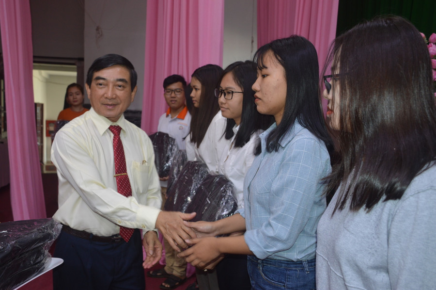 Trao học bổng đầu năm cho sinh viên Sóc Trăng 