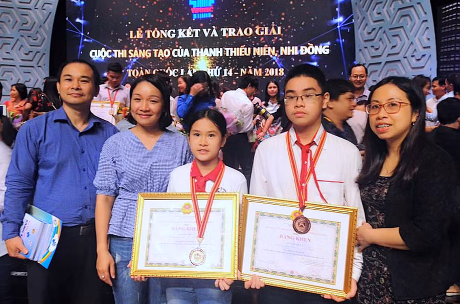 Em Trần Mỹ Anh với niềm vui đoạt giải