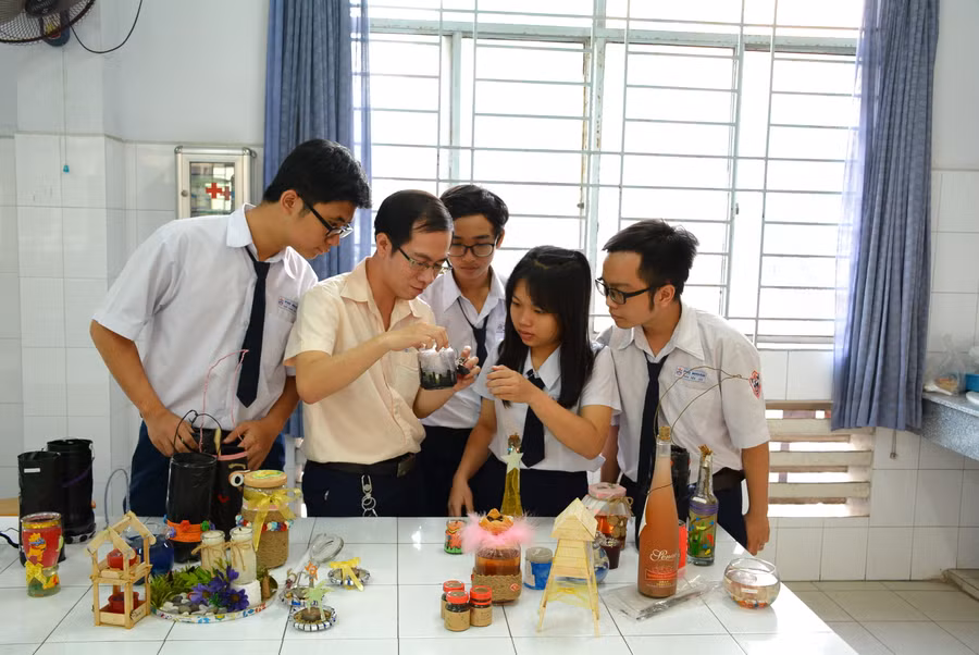 Thầy Lê Thiên Phúc hướng dẫn học sinh trong tiết Công nghệ lớp 10