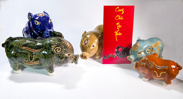 Họa tiết của tranh lợn dân gian Kim Hoàng được ứng dụng vào chất liệu tạo hình hiện đại. Họa tiết của tranh lợn dân gian Kim Hoàng được ứng dụng vào chất liệu tạo hình hiện đại.