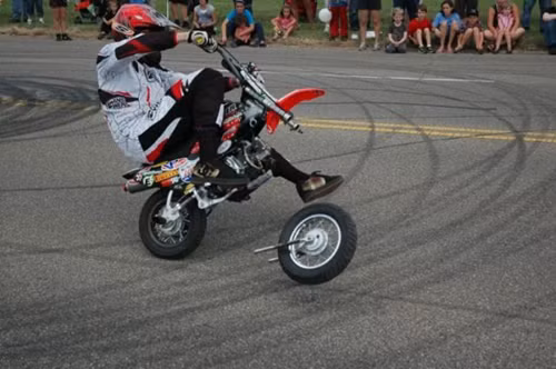 Bánh đi đường bánh, xe đường xe.