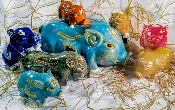 Đàn lợn gốm thể hiện sự sum vầy, súc túc trong năm Kỷ Hợi.