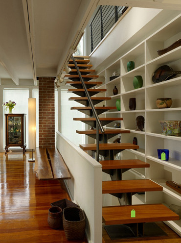 Với cầu thang trong nhà không nên quá cầu kỳ về họa tiết sẽ làm giảm độ sang của nội thất. 7-2848-1426001151.jpg