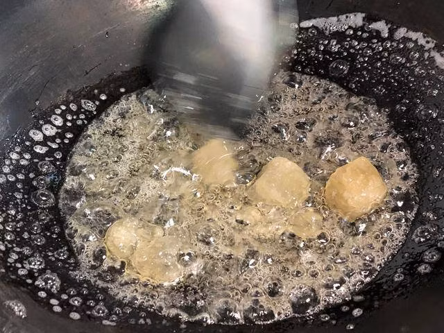 Nấu nước hàng, cho đường trực tiếp vào nồi là sai lầm, thêm bước này nước màu đẹp lại thơm-3